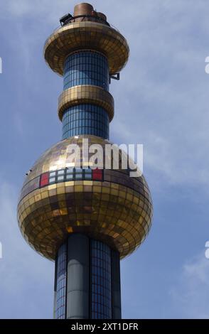 Wien, Österreich - 29. April 2024: Außenfassade des Schornsteins der berühmten Müllverbrennungsanlage im Wiener Stadtteil Spittelau nach dem Entwurf Stockfoto