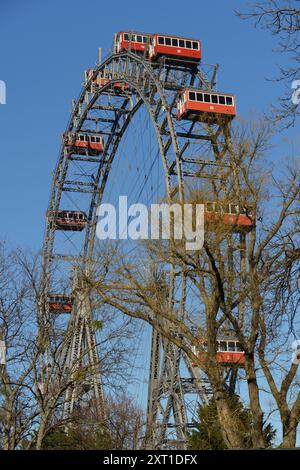 Das berühmte Wiener Riesenrad mit seinen berühmten roten Gondeln am Eingang des Vergnügungsparks Prater Stockfoto