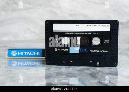 Hitachi DL 90 Audiokassette mit Gehäuse auf polierter Marmoroberfläche Stockfoto