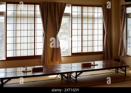 Traditioneller japanischer Speisesaal mit niedrigem Holztisch, Tatamimatten und Schiebetüren aus Shoji-Papier. Bola02511 Copyright: XConnectxImagesx Stockfoto