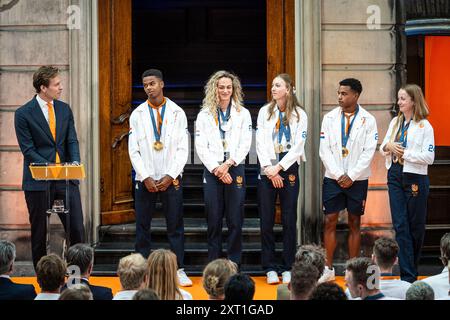 DEN HAAG - (l-r) Vincent Karremans, Staatssekretär für Jugend, Prävention und Sport, Isaya Klein Ikkink, Lieke Klaver, Femke Bol, Eugene Omalla, Cathelijn Peeters während eines Empfangs in der Glashalle mit den niederländischen Medaillengewinnerinnen der Olympischen Sommerspiele 2024 in Paris. ANP JEROEN JUMELET niederlande Out - belgien Out Stockfoto