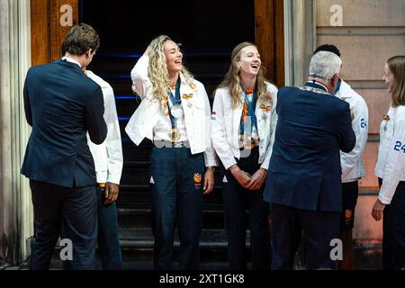 DEN HAAG - (l-r) Vincent Karremans, Staatssekretär für Jugend, Prävention und Sport, Lieke Klaver, Femke Bol, Eugene Omalla, Cathelijn Peeters während eines Empfangs in der Glashalle mit den niederländischen Medaillengewinnerinnen der Olympischen Sommerspiele 2024 in Paris. ANP JEROEN JUMELET niederlande Out - belgien Out Stockfoto