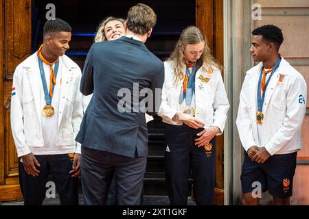 DEN HAAG - (l-r) Isaya Klein Ikkink, Lieke Klaver, Vincent Karremans, Staatssekretärin für Jugend, Prävention und Sport, Femke Bol, Eugene Omalla, Cathelijn Peeters während eines Empfangs in der Glashalle mit den niederländischen Medaillengewinnerinnen der Olympischen Sommerspiele 2024 in Paris. ANP JEROEN JUMELET Stockfoto