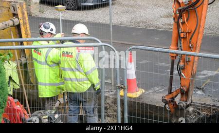 Vermesser benutzte Theodolith beim Einbau einer neuen Rohrleitung unter der Hauptstraße, um die Überschwemmung im Dorf ellerton York Yorkshire zu stoppen Stockfoto