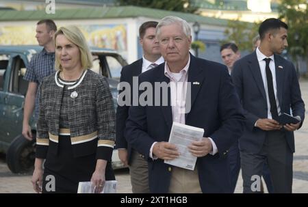 Nicht exklusiv: KIEW, UKRAINE - 12. AUGUST 2024 - der US-Botschafter in der Ukraine Bridget A. Brink und die US-Senatorin Lindsey Graham sind im Bild abgebildet Stockfoto