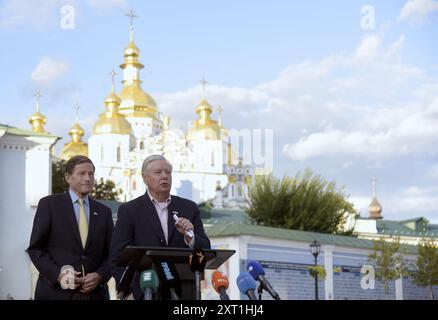Nicht exklusiv: KIEW, UKRAINE - 12. AUGUST 2024 - die US-Senatoren Richard Blumenthal (L) und Lindsey Graham halten ein Briefing in der Mykhailivska Squa ab Stockfoto