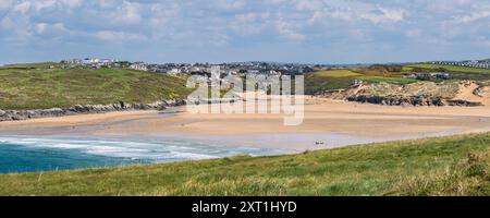 Ein Panoramablick von West Pwhole bis zum Crantock Beach in Newquay in Cornwall in Großbritannien. Stockfoto