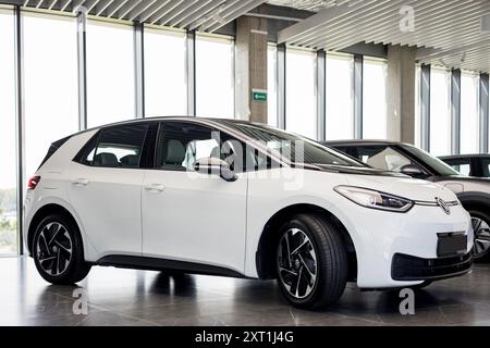 Minsk, Weißrussland, 13. August 2024 - Seitenansicht des weißen Elektroautos Volkswagen ID3 steht im Händlerzentrum. VW ID.3 - Kompaktwagen Stockfoto