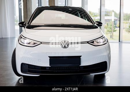 Minsk, Weißrussland, 13. August 2024 - Vorderansicht Volkswagen ID.3 Elektroauto parkt im Händlerzentrum. VW ID.3 - kompaktes Elektroauto Stockfoto