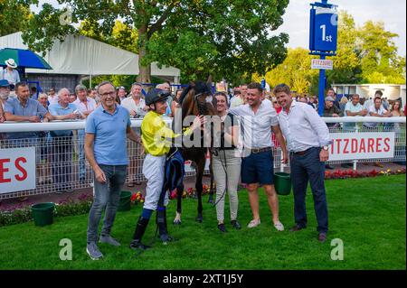 Windsor, Berkshire, Großbritannien. August 2024. KINETIC Ridden by Jockey Callum Shepherd gewinnt die Fitzdares gratuliert Laura Collett & London 52 Handicap Stakes (Klasse 6) auf der Royal Windsor Racecourse in Windsor, Berkshire beim Vegas Racenight. Besitzer GTS Racing, Trainr James Owen, Newmarket, Züchter Lynn Lodge Stud Quelle: Maureen McLean/Alamy Live News Stockfoto