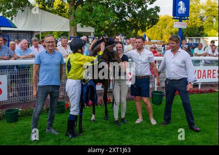 Windsor, Berkshire, Großbritannien. August 2024. KINETIC Ridden by Jockey Callum Shepherd gewinnt die Fitzdares gratuliert Laura Collett & London 52 Handicap Stakes (Klasse 6) auf der Royal Windsor Racecourse in Windsor, Berkshire beim Vegas Racenight. Besitzer GTS Racing, Trainr James Owen, Newmarket, Züchter Lynn Lodge Stud Quelle: Maureen McLean/Alamy Live News Stockfoto
