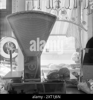 Tatsächlich 09-1951: Ich habe kein Geld. Ausgehend von den sogenannten Durchschnittspreisen gibt der Sozialökonom Kjell Holler hier einen Überblick über die Preis- und Lohnerhöhung im vergangenen Jahr. Foto: Sverre A. Børretzen / aktuell / NTB ***das Foto ist nicht bearbeitetes Bild*** dieser Bildtext wird automatisch übersetzt dieser Bildtext wird automatisch übersetzt Stockfoto