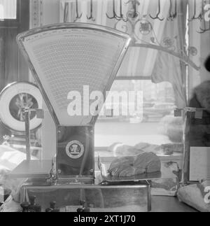 Tatsächlich 09-1951: Ich habe kein Geld. Ausgehend von den sogenannten Durchschnittspreisen gibt der Sozialökonom Kjell Holler hier einen Überblick über die Preis- und Lohnerhöhung im vergangenen Jahr. Foto: Sverre A. Børretzen / aktuell / NTB ***das Foto ist nicht bearbeitetes Bild*** dieser Bildtext wird automatisch übersetzt dieser Bildtext wird automatisch übersetzt Stockfoto