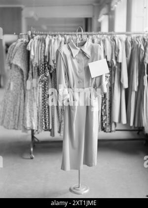 Tatsächlich 09-1951: Ich habe kein Geld. Ausgehend von den sogenannten Durchschnittspreisen gibt der Sozialökonom Kjell Holler hier einen Überblick über die Preis- und Lohnerhöhung im vergangenen Jahr. Foto: Sverre A. Børretzen / aktuell / NTB ***das Foto ist nicht bearbeitetes Bild*** dieser Bildtext wird automatisch übersetzt dieser Bildtext wird automatisch übersetzt Stockfoto