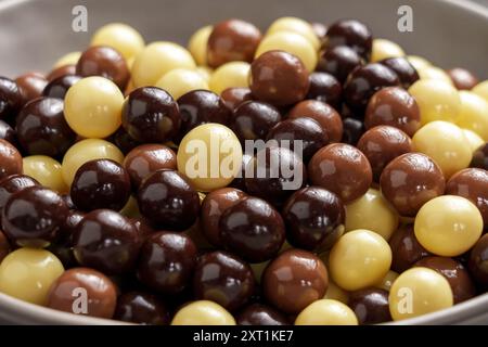 Ein voller Teller mit Süßigkeiten, hergestellt aus verschiedenen Schokoladensorten. Dunkel, milchig und weiß. Makroaufnahme Stockfoto