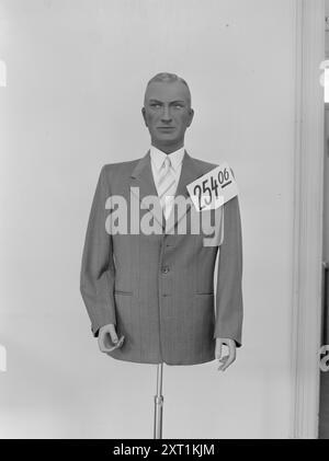 Tatsächlich 09-1951: Ich habe kein Geld. Ausgehend von den sogenannten Durchschnittspreisen gibt der Sozialökonom Kjell Holler hier einen Überblick über die Preis- und Lohnerhöhung im vergangenen Jahr. Foto: Sverre A. Børretzen / aktuell / NTB ***das Foto ist nicht bearbeitetes Bild*** dieser Bildtext wird automatisch übersetzt dieser Bildtext wird automatisch übersetzt Stockfoto