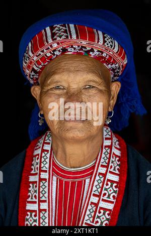 Porträt einer ethnischen Roten Dao-Bergstamm-Frauen im Bezirk Hoang Su Phi der Provinz Ha Giang, Nordvietnam Stockfoto