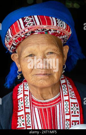 Porträt einer ethnischen Roten Dao-Bergstamm-Frauen im Bezirk Hoang Su Phi der Provinz Ha Giang, Nordvietnam Stockfoto