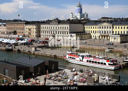 Helsinki, Finnland - 25. Juli 2024: Am sonnigen Sommertag in der Nähe des Hafens von Helsinki ruhen die Menschen aus. Stockfoto