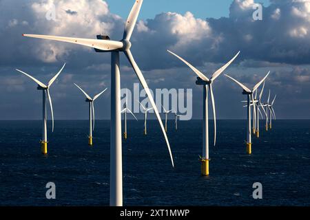 Offshore-Windturbinen stehen hoch über dem Ozean vor dem Hintergrund eines bewölkten Himmels bei Sonnenuntergang. Caau00003 Copyright: XConnectxImagesx Stockfoto