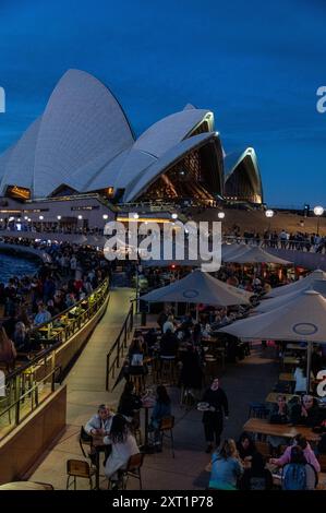 Die Menschenmassen drängen sich entlang eines Teils des Circular Quay in Richtung Opernhaus, während die niedrigen Herbstsonnen in Sydney, New South Wales (NSW) Australien, untergehen. Stockfoto