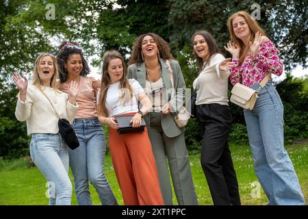 Eine Gruppe von sechs Frauen lacht und posiert zusammen in einem Park, zeigt Kameradschaft und Freude. Panc05454 Copyright: XConnectxImagesx Stockfoto