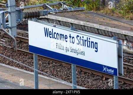 Willkommen bei Stirling Schild auf einem Bahnsteig des Bahnhofs Stirling Stockfoto