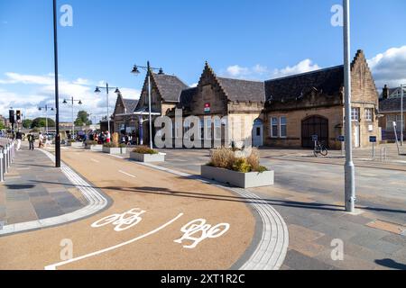 Neue Radwege vor dem Bahnhof Stirling, Schottland Stockfoto