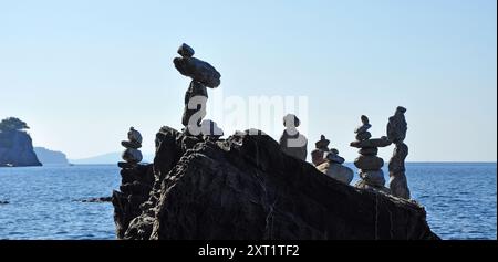 Ein Stapel von Steinen, die am Meer ausgeglichen sind Stockfoto