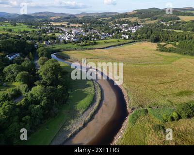 Das Wasser des Fleet River mit der Stadt Gatehouse of Fleet, Schottland im Hintergrund - Luftaufnahme August 2024 Stockfoto