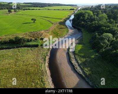 Das Wasser des Fleet River, das hier südlich von Gatehouse of Fleet in Schottland zu sehen ist, fließt im August 2024 südwestlich zur Fleet Bay und Wigtown Bay Stockfoto