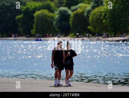 Morgens kommen Besucher an der Serpentine im Hyde Park, London vorbei. Die Temperaturen in ganz Großbritannien dürften sich in der kommenden Woche abkühlen, nachdem das Land seinen bisher heißesten Tag des Jahres erlebt hat, sagte das Met Office. Bilddatum: Dienstag, 13. August 2024. Stockfoto