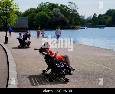 Morgens kommen Besucher an der Serpentine im Hyde Park, London vorbei. Die Temperaturen in ganz Großbritannien dürften sich in der kommenden Woche abkühlen, nachdem das Land seinen bisher heißesten Tag des Jahres erlebt hat, sagte das Met Office. Bilddatum: Dienstag, 13. August 2024. Stockfoto