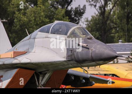 Die MiG-29UB/GT im Polnischen Luftfahrzeugmuseum: Ein zweisitziger sowjetischer Jagdflugzeug, der für das Fortgeschrittene und für die polnische Luftverteidigung von entscheidender Bedeutung ist. Stockfoto