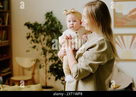 Das Baby halten, während es in die Innenanlage blickt Stockfoto