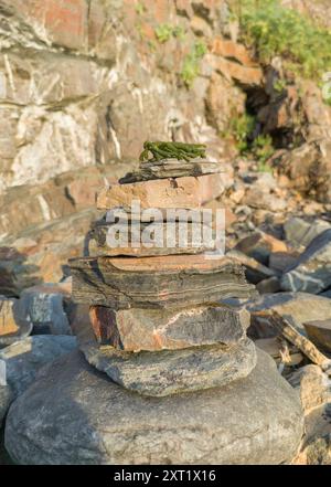 Steine in Form eines Totems am Strand von Nossa Senhora, Zambujeira do Mar, Portugal Stockfoto