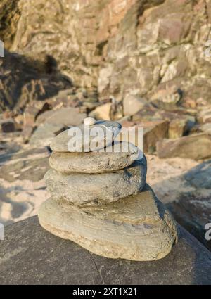 Steine in Form eines Totems am Strand von Nossa Senhora, Zambujeira do Mar, Portugal Stockfoto