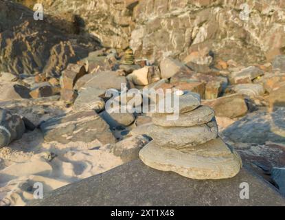 Steine in Form eines Totems am Strand von Nossa Senhora, Zambujeira do Mar, Portugal Stockfoto