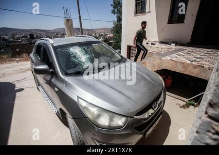 Nablus, Westjordanland, Palästina. August 2024. Ein Blick auf ein beschädigtes Auto, nachdem Siedler heute Morgen Steine auf es geworfen haben, am Checkpoint Awarta, südlich der West Bank Stadt Nablus. (Credit Image: © Nasser Ishtayeh/SOPA Images via ZUMA Press Wire) NUR REDAKTIONELLE VERWENDUNG! Nicht für kommerzielle ZWECKE! Stockfoto