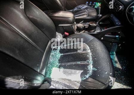 Nablus, Westjordanland, Palästina. August 2024. Ein Blick auf ein beschädigtes Auto, nachdem Siedler heute Morgen Steine auf es geworfen haben, am Checkpoint Awarta, südlich der West Bank Stadt Nablus. (Credit Image: © Nasser Ishtayeh/SOPA Images via ZUMA Press Wire) NUR REDAKTIONELLE VERWENDUNG! Nicht für kommerzielle ZWECKE! Stockfoto