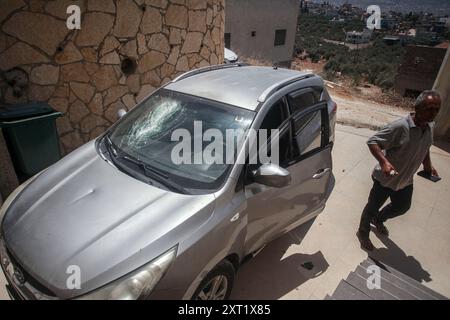 Nablus, Westjordanland, Palästina. August 2024. Ein Blick auf ein beschädigtes Auto, nachdem Siedler heute Morgen Steine auf es geworfen haben, am Checkpoint Awarta, südlich der West Bank Stadt Nablus. (Credit Image: © Nasser Ishtayeh/SOPA Images via ZUMA Press Wire) NUR REDAKTIONELLE VERWENDUNG! Nicht für kommerzielle ZWECKE! Stockfoto