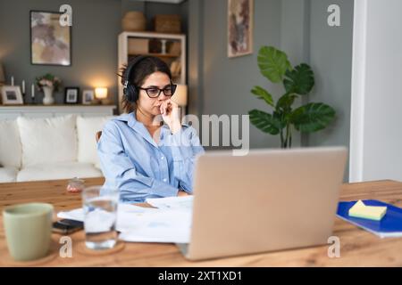 Nachdenkliche junge Geschäftsfrau Look Laptop Bildschirm Arbeit Online Home Office Denken Sie an Problemlösung durchdachte Millennial Business weiblich unmotiviert für Stockfoto