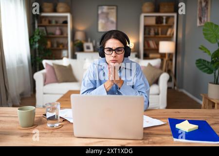 Nachdenkliche junge Geschäftsfrau Look Laptop Bildschirm Arbeit Online Home Office Denken Sie an Problemlösung durchdachte Millennial Business weiblich unmotiviert für Stockfoto