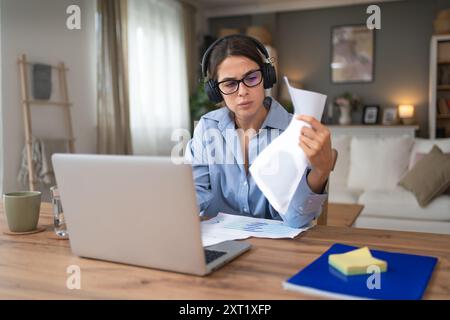Nachdenkliche junge Geschäftsfrau Look Laptop Bildschirm Arbeit Online Home Office Denken Sie an Problemlösung durchdachte Millennial Business weiblich unmotiviert für Stockfoto
