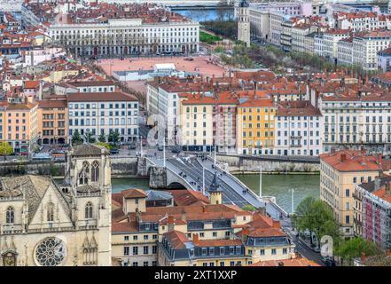 Stadtbild von Lyon mit Blick nach Osten von Basilique Notre-Dame de Fourvière. Diese Fotos über den Dächern zeigen den Fluss Saône im Vordergrund. Stockfoto