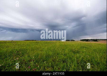 Dunkle Gewitterwolken ziehen über eine Wiese auf. Fluorn-Winzeln Baden-Württemberg Deutschland *** Dunkle Sturmwolken ziehen über eine Wiese in Fluorn Winzeln Baden-Württemberg Deutschland Stockfoto