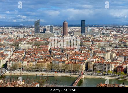 Stadtbild von Lyon mit Blick nach Osten von Basilique Notre-Dame de Fourvière. Diese Fotos über den Dächern zeigen den Fluss Saône im Vordergrund. Stockfoto