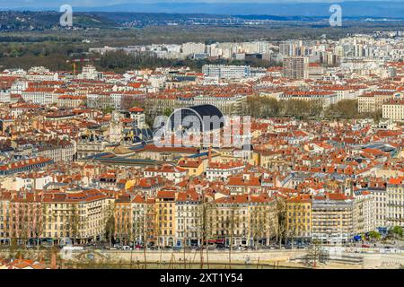 Stadtbild von Lyon mit Blick nach Osten von Basilique Notre-Dame de Fourvière. Diese Fotos über den Dächern zeigen den Fluss Saône im Vordergrund. Stockfoto