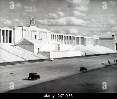 Ein Foto zeigt die Haupttribüne auf dem Zeppelinfeld auf dem Rallye-Gelände der NSDAP in Nürnberg. Diese Tribüne war der Mittelpunkt der massiven Kundgebungen, bei denen Adolf Hitler und andere Nazi-Führer vor tausenden versammelten Anhängern Reden hielten. Das von Albert Speer entworfene Gebäude war emblematisch für die architektonische Pracht der Nazis und sollte die Macht und Autorität des Regimes projizieren. Stockfoto