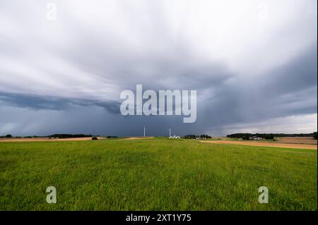 Dunkle Gewitterwolken ziehen über eine Wiese auf. Fluorn-Winzeln Baden-Württemberg Deutschland *** Dunkle Sturmwolken ziehen über eine Wiese in Fluorn Winzeln Baden-Württemberg Deutschland Stockfoto